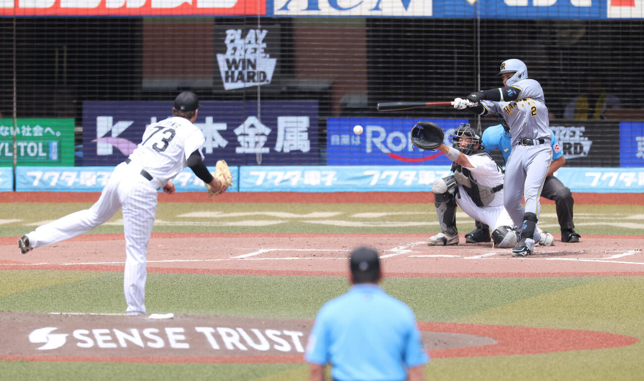 ロッテ対阪神　3回表阪神無死一、三塁、併殺打に倒れるも同点とする梅野隆太郎。投手ロング（撮影・河田真司）