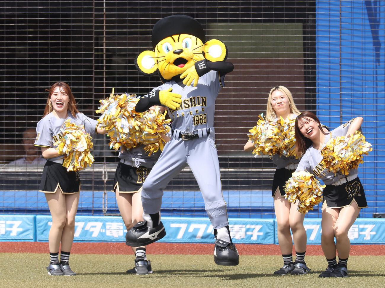 ロッテ対阪神　4回表を終え、パフォーマンスするトラッキー（撮影・河田真司）