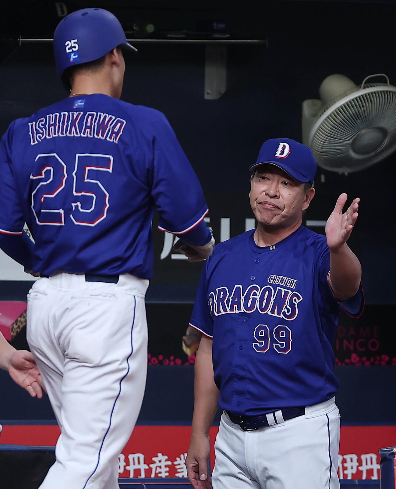 オリックス対中日　2回表中日1死二、三塁、鵜飼航丞の2点適時打で生還した石川昂弥（左）を迎える井上一樹監督（撮影・前田充）＝2026年5月31日