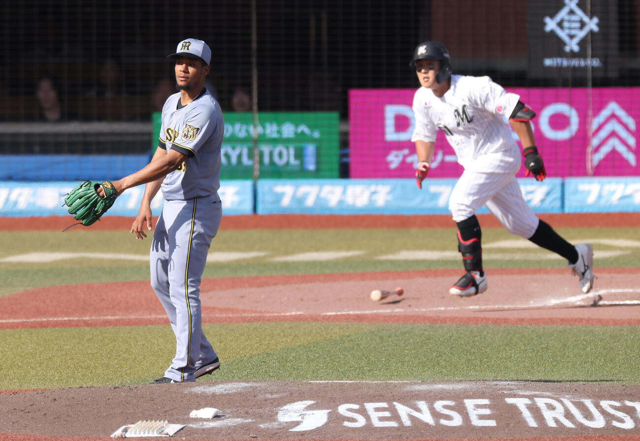 ロッテ対阪神　8回裏ロッテ1死一、二塁、山口航輝に2点適時二塁打を浴びるモレッタ（撮影・河田真司）