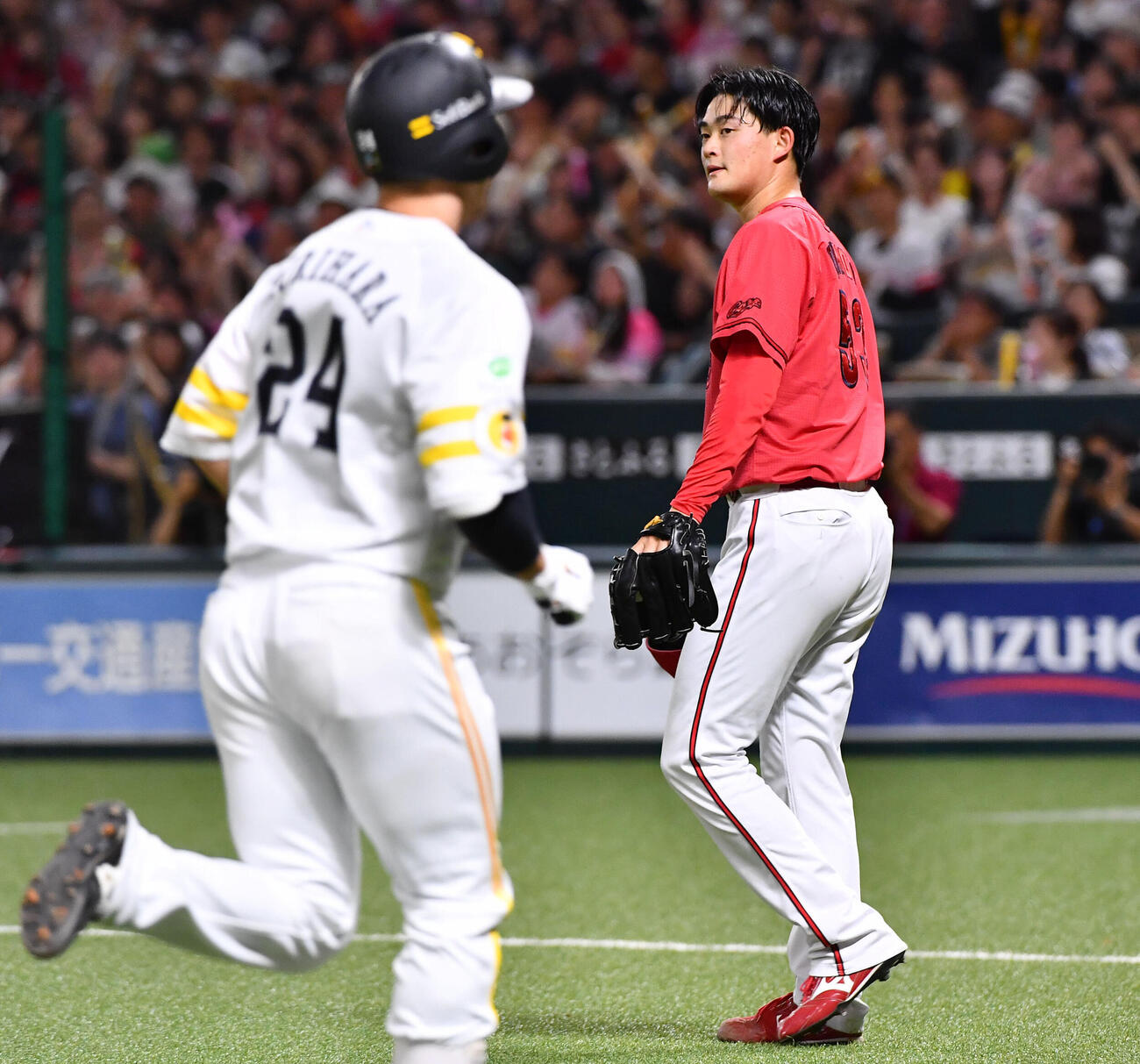 ソフトバンク対広島　6回裏ソフトバンク1死二塁、栗原陵矢（左）に右越え2点本塁打を打たれた岡本駿（撮影・岩下翔太）
