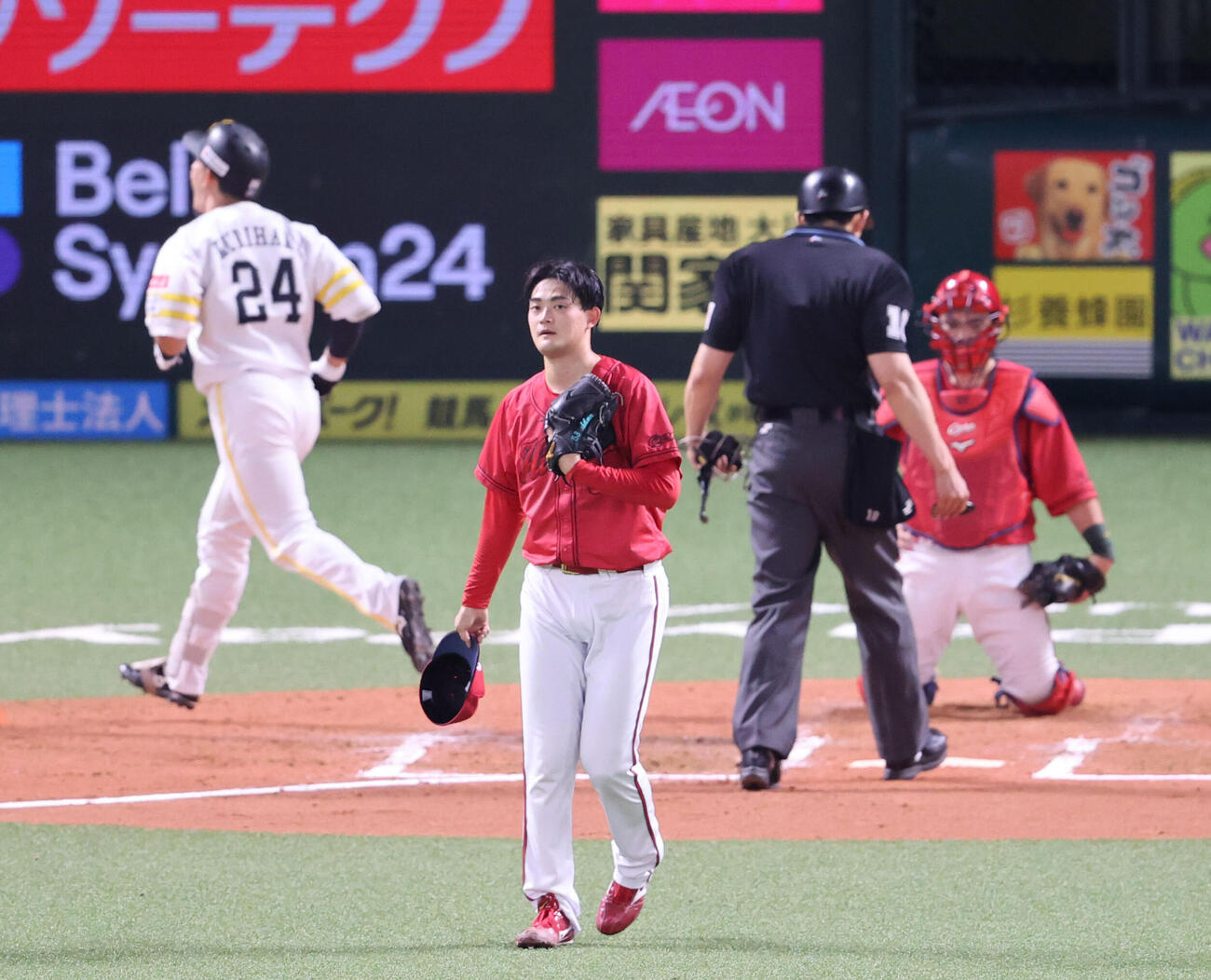 ソフトバンク対広島　6回裏ソフトバンク1死、栗原陵矢に右越え本塁打を浴びた岡本駿（撮影・梅根麻紀）