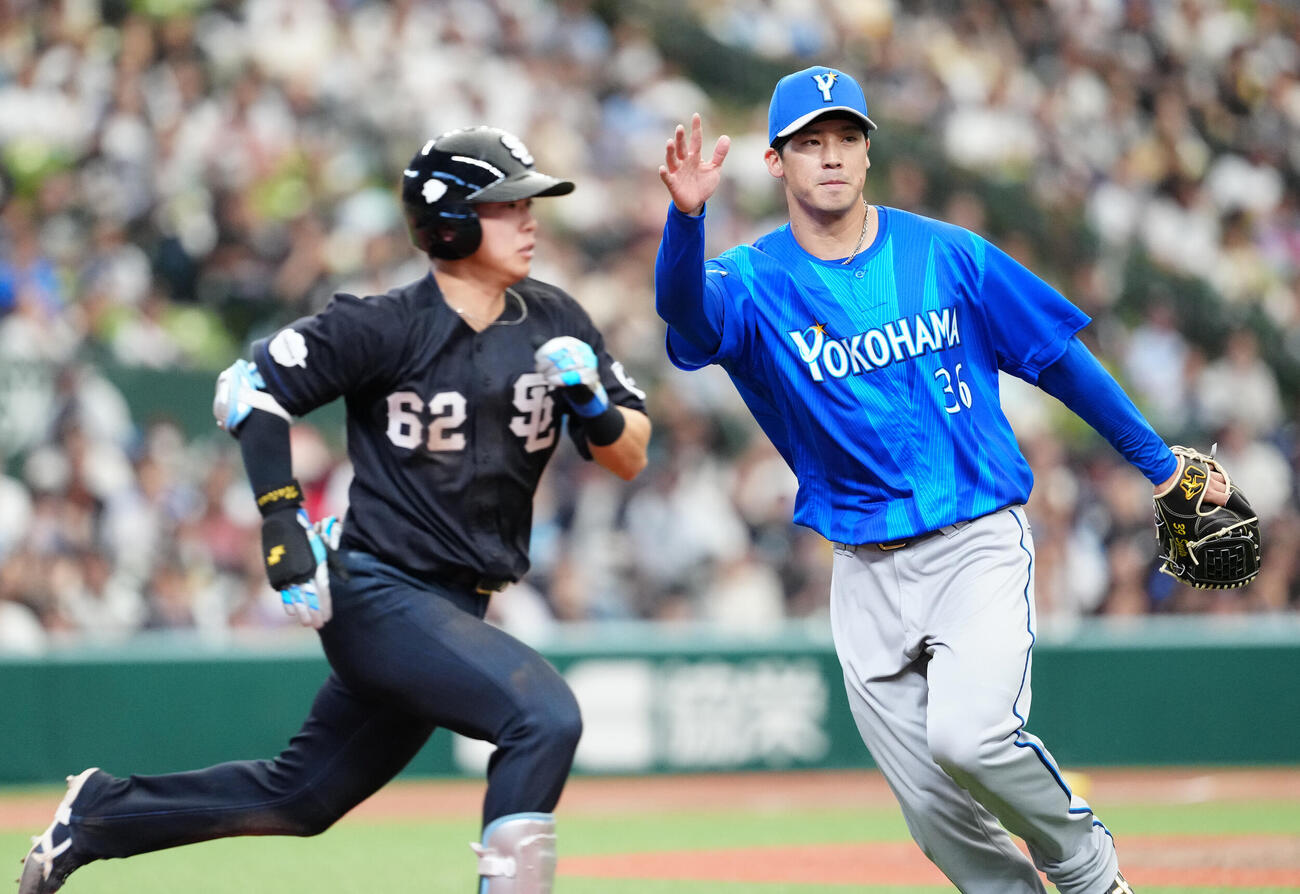 交流戦　西武対DeNA 5回裏西武2死一塁、滝沢夏央（左）を一ゴロに仕留める尾形崇斗（撮影・江口和貴）＝2026年5月31日