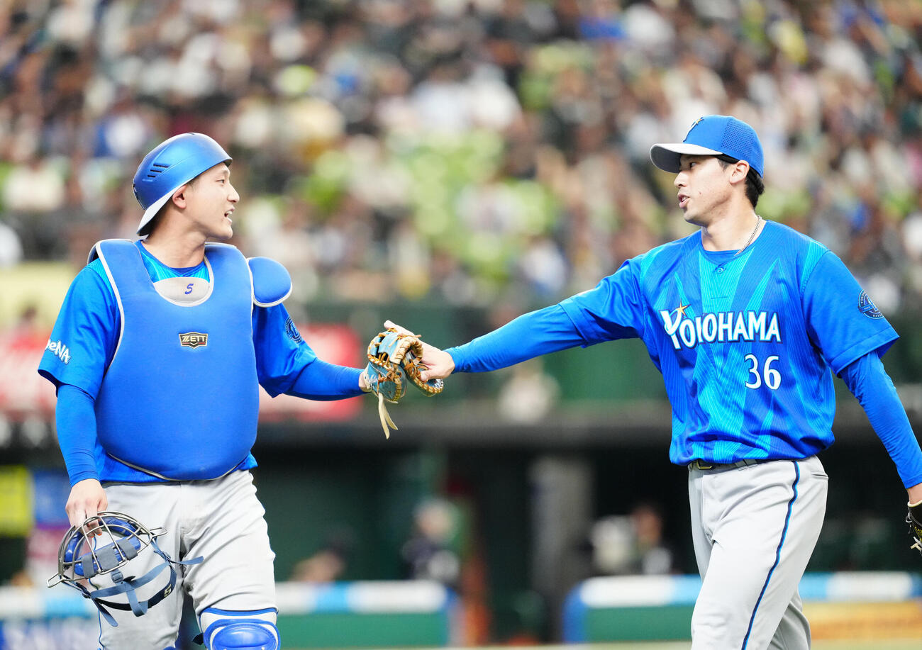 交流戦　西武対DeNA 4回裏終了後、タッチを交わすDeNA先発の尾形崇斗（右）と捕手松尾汐恩（撮影・江口和貴）＝2026年5月31日