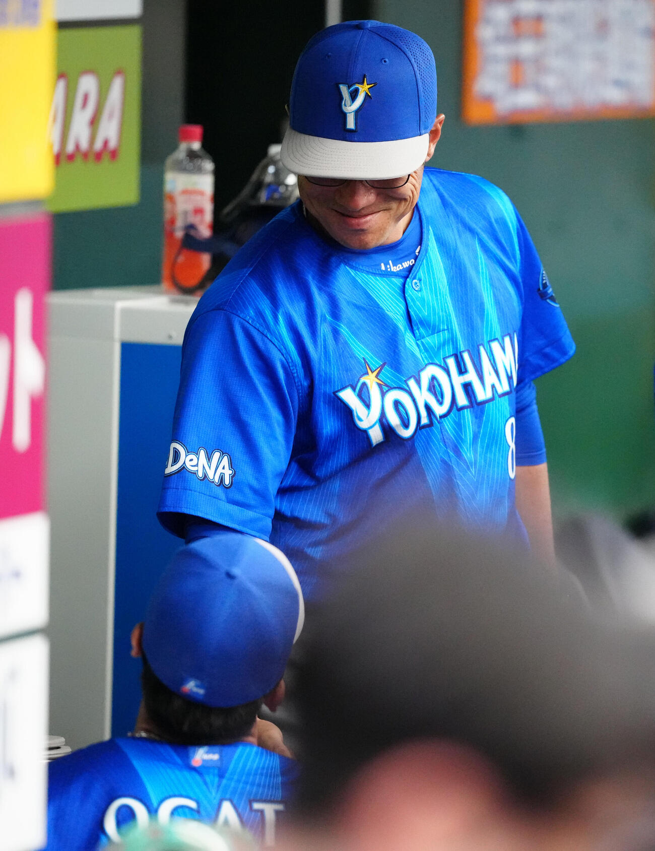 交流戦　西武対DeNA 5回裏終了後、ベンチでDeNA先発の尾形崇斗（手前）と話す相川亮二監督（撮影・江口和貴）＝2026年5月31日