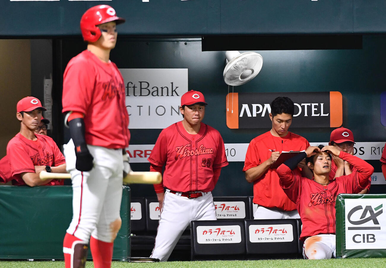 ソフトバンク対広島　同一カード3連敗となり、悔しそうな表情を見せる新井貴浩監督（中央）（撮影・岩下翔太）