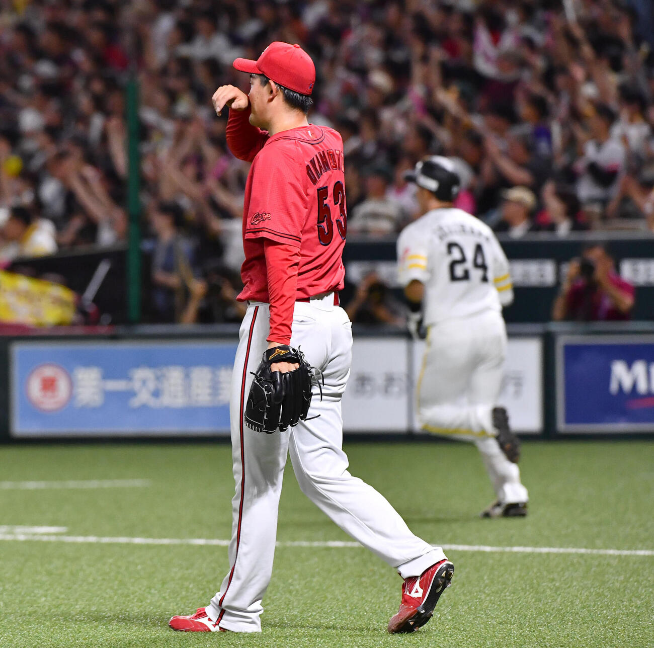 ソフトバンク対広島　6回裏ソフトバンク1死二塁、栗原陵矢（右）に右越え2点本塁打を打たれた岡本駿（撮影・岩下翔太）