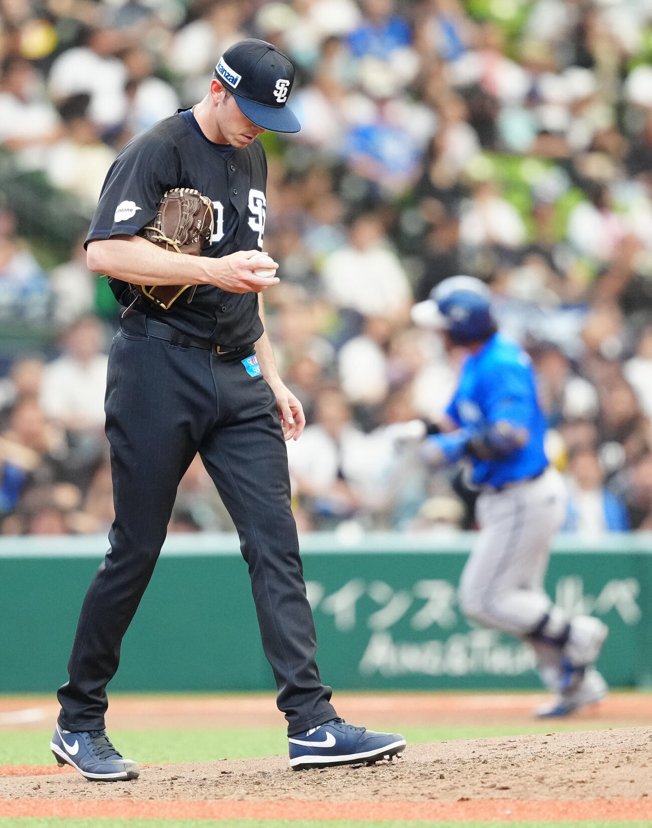 交流戦　西武対DeNA 5回表DeNA2死、宮崎敏郎（後方）にソロ本塁打を浴びるアラン・ワイナンス（撮影・江口和貴）