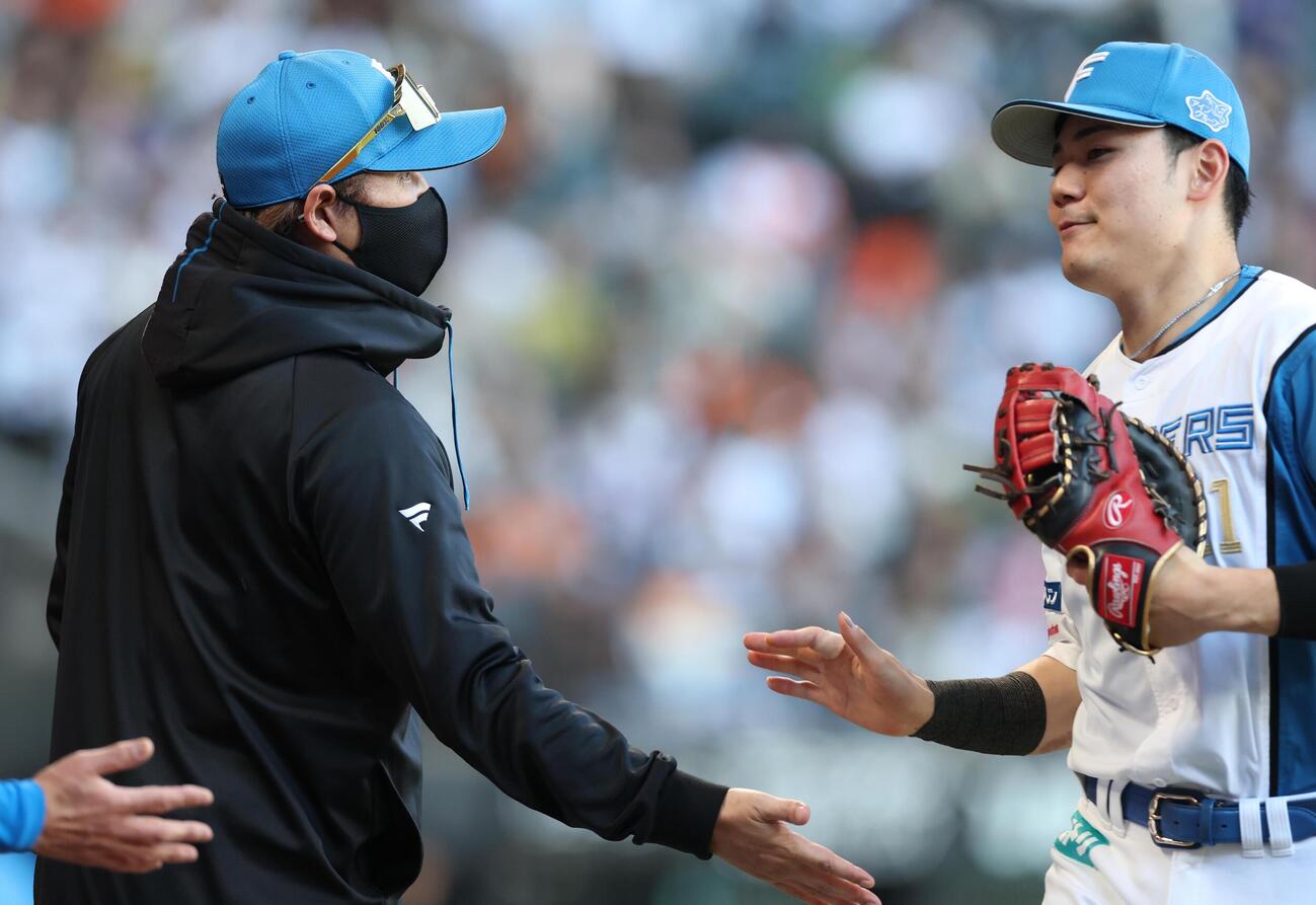 日本ハム対巨人　試合後、ナインを出迎える新庄剛志監督（撮影・黒川智章）＝2026年5月31日