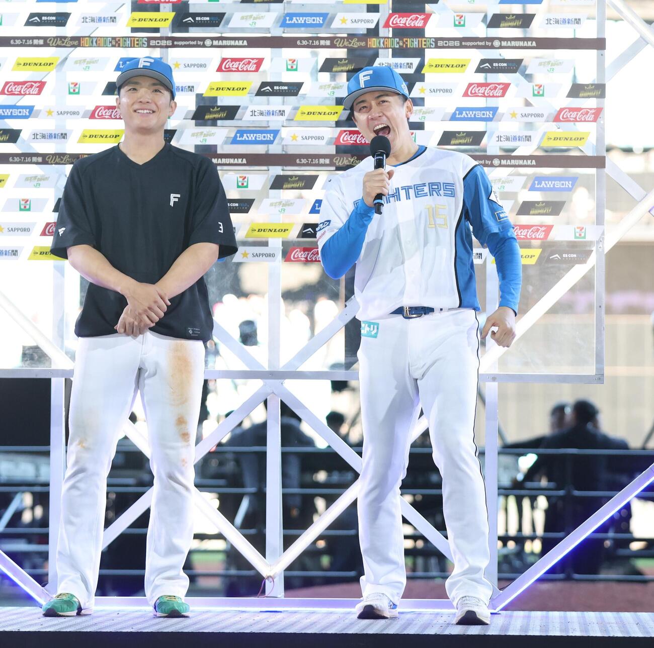 日本ハム対巨人　ヒーローインタビューで叫ぶ北山亘基。左は郡司裕也（撮影・黒川智章）