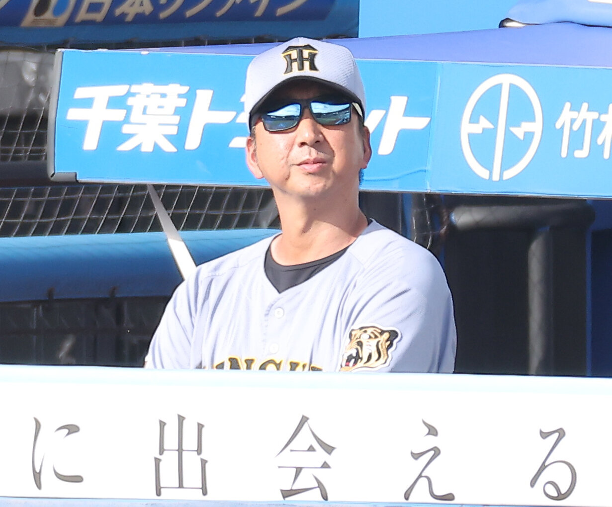 ロッテ対阪神　9回表、戦況を見守る藤川球児監督（撮影・河田真司）
