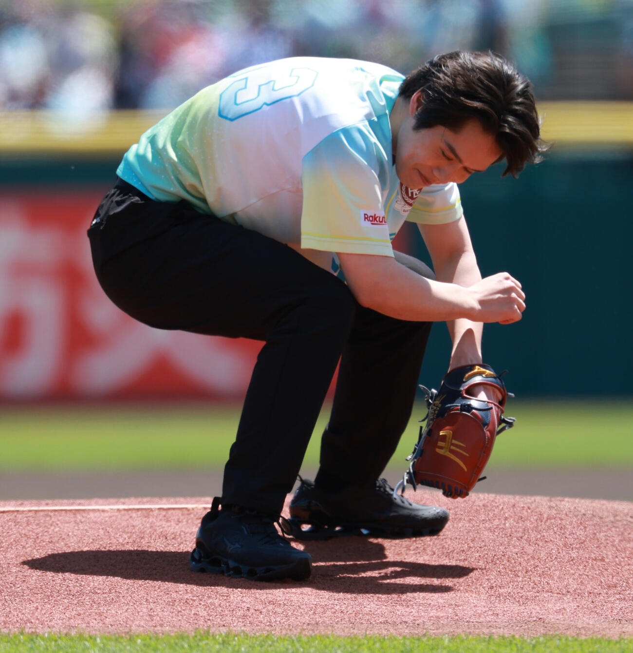 交流戦　楽天対ヤクルト　セレモリアルピッチを行う細田佳央太（撮影・水谷安孝）