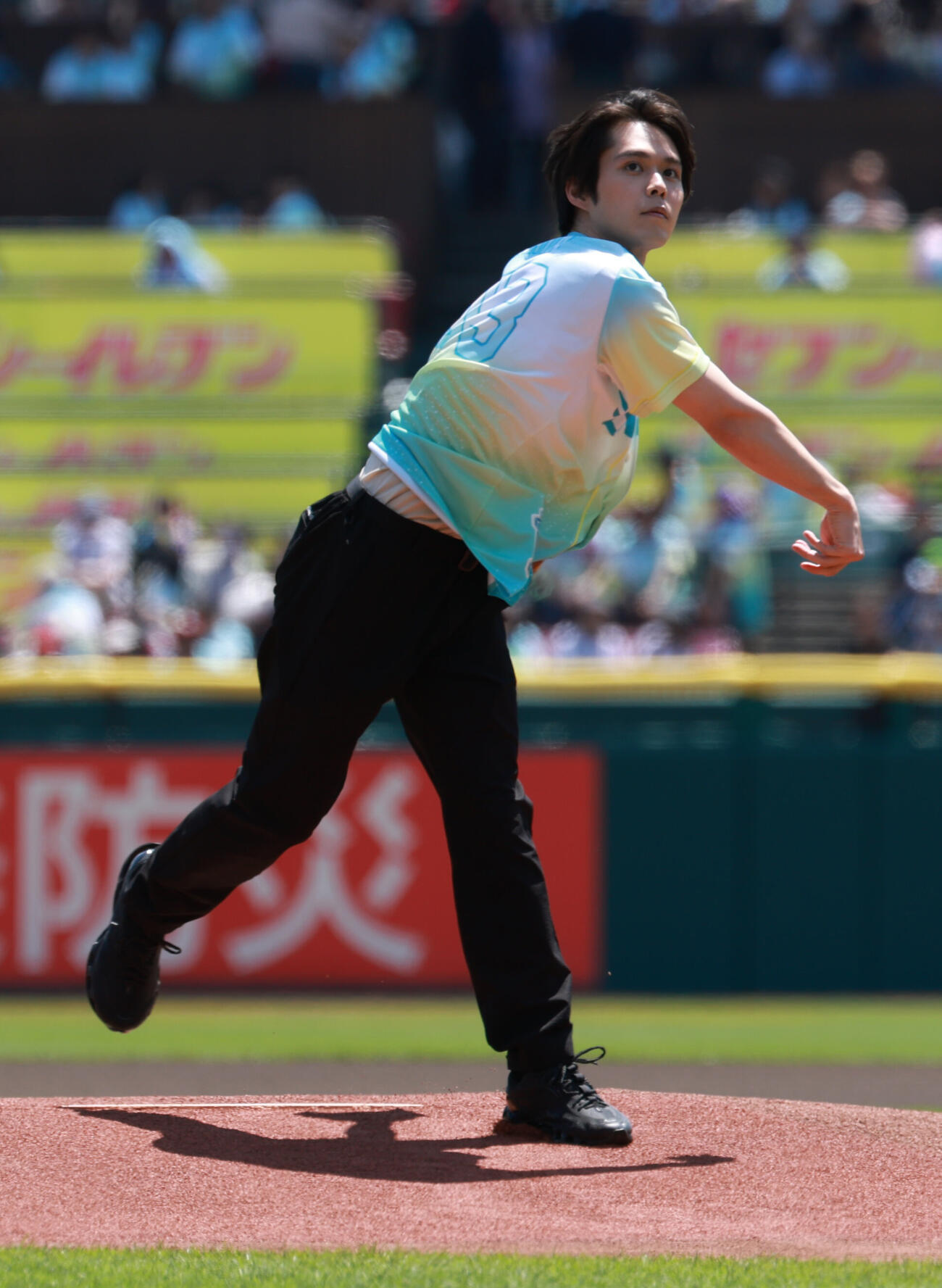 交流戦　楽天対ヤクルト　セレモリアルピッチを行う細田佳央太（撮影・水谷安孝）