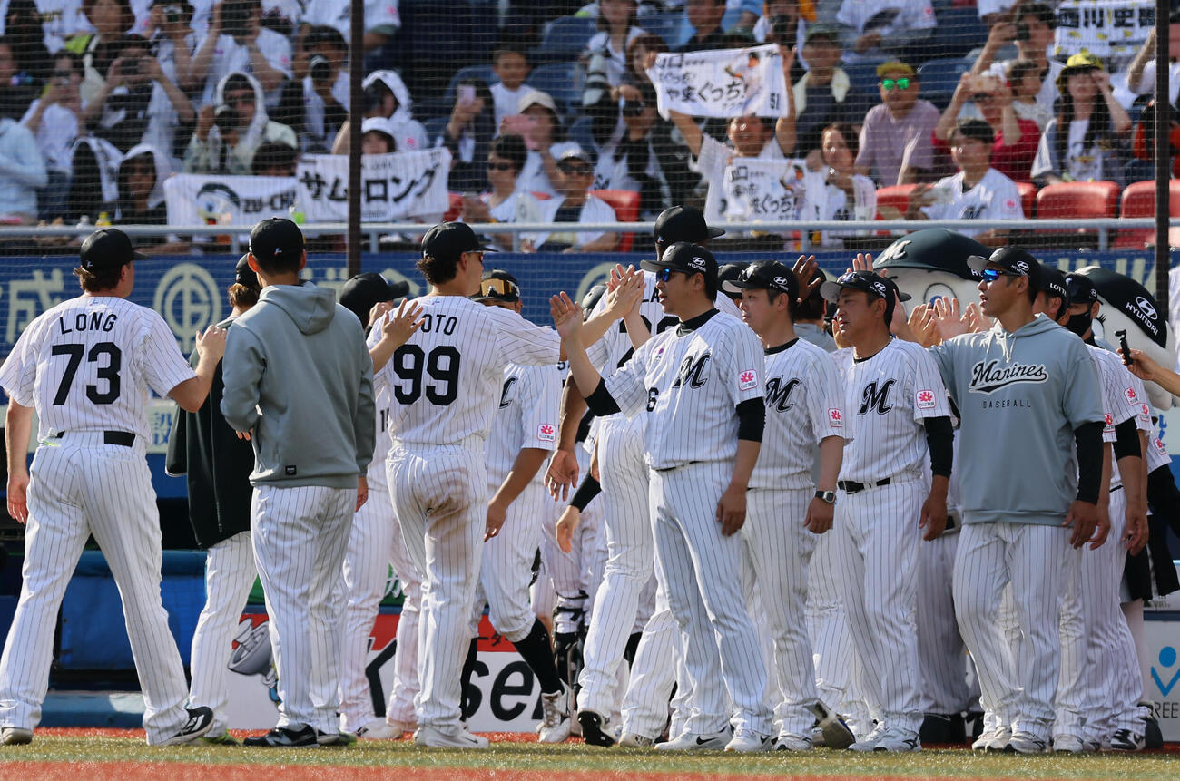 ロッテ対阪　阪神に勝利し、ナインを出迎えるロッテのサブロー監督（中央）（撮影・藤尾明華）