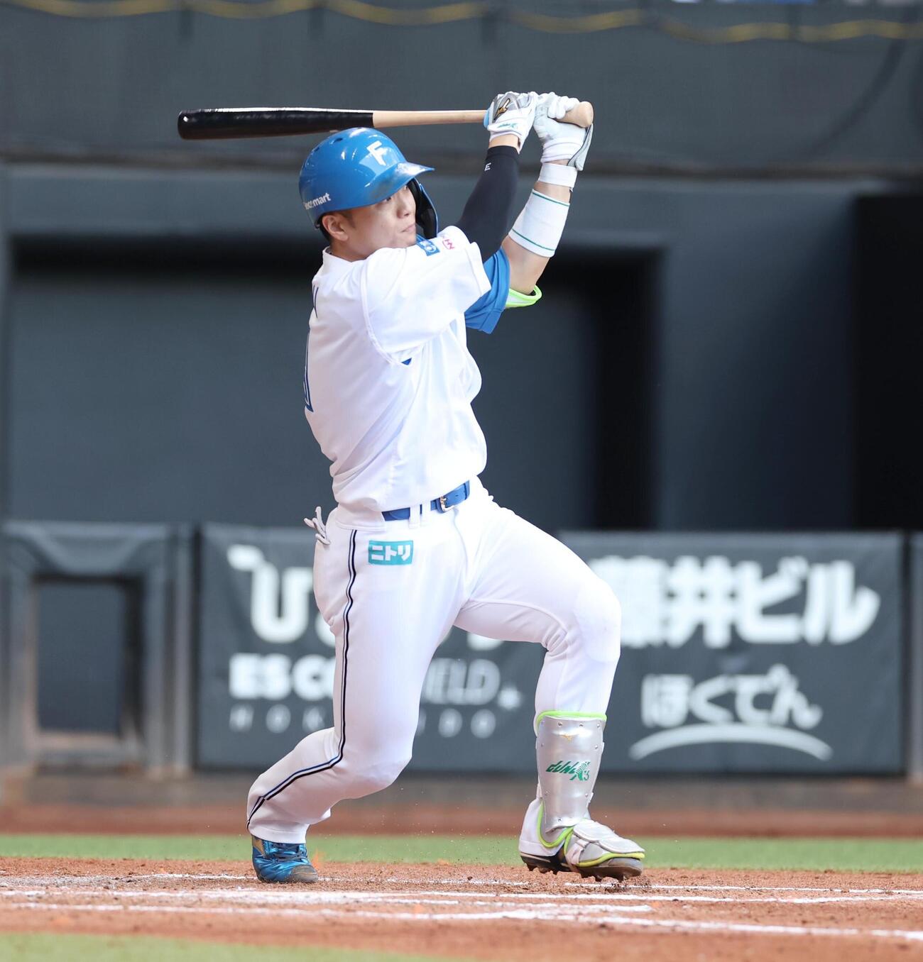 日本ハム対巨人　3回裏日本ハム2死一、二塁、2点適時二塁打を放つ郡司裕也（撮影・黒川智章）