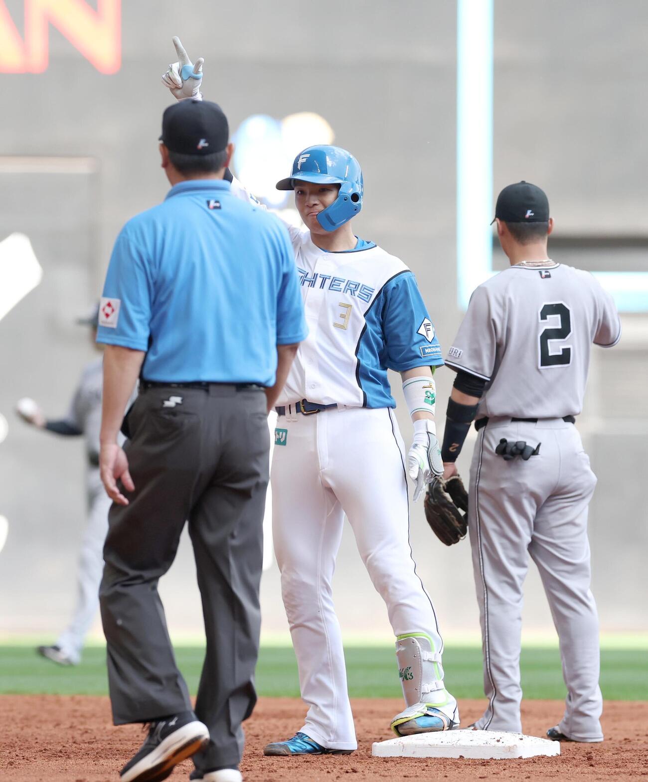 日本ハム対巨人　3回裏日本ハム2死一、二塁、2点適時二塁打を放ちポーズをとる郡司裕也（撮影・黒川智章）