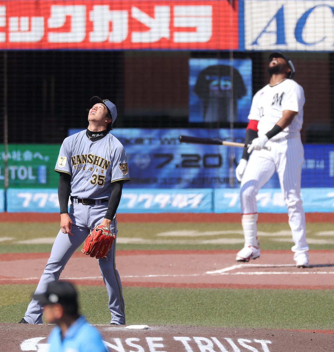 ロッテ対阪神　6回裏ロッテ2死一、三塁、ポランコを右飛に抑える才木浩人（撮影・河田真司）