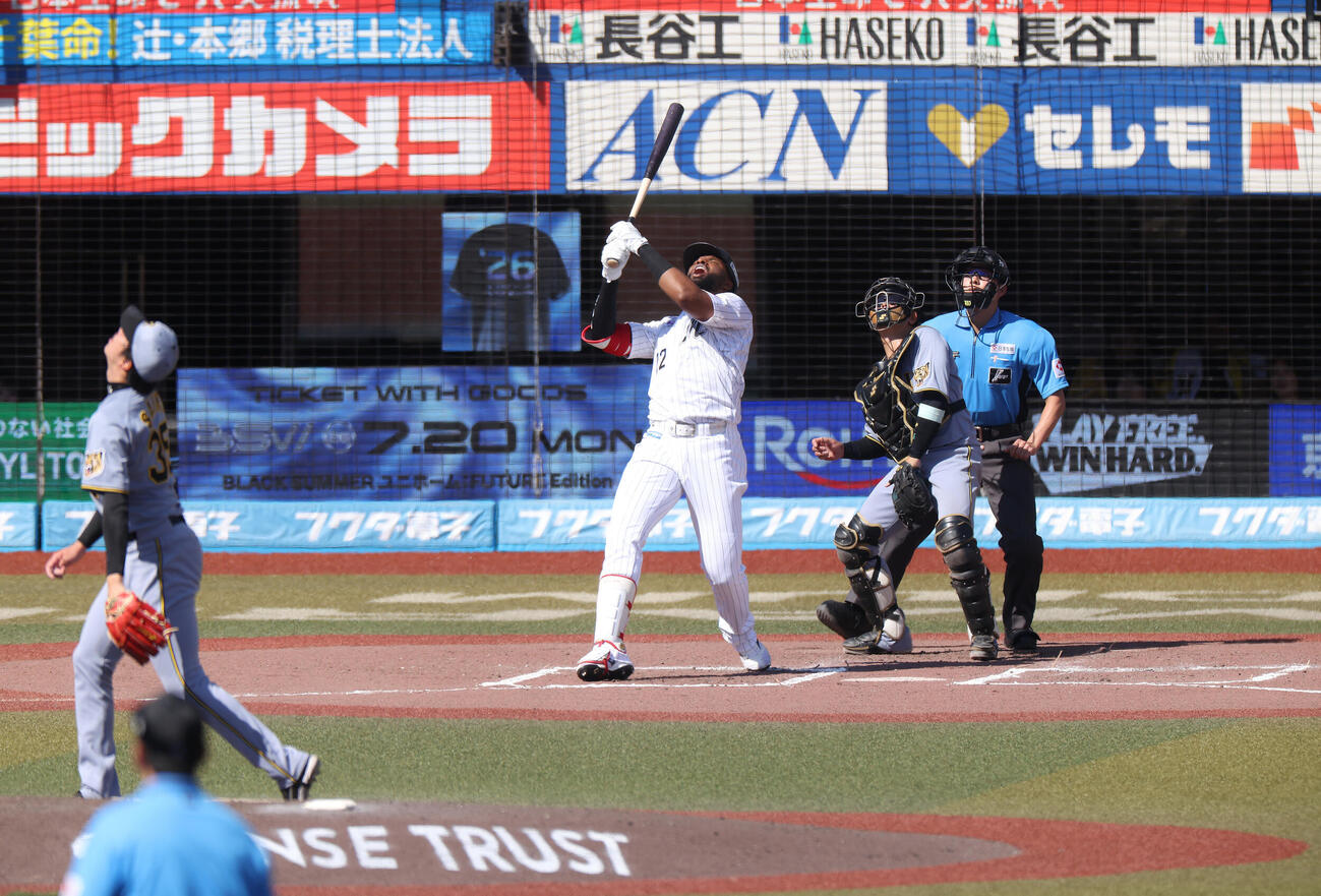 ロッテ対阪神　6回裏ロッテ2死一、三塁、右飛に倒れるポランコ。投手才木浩人（撮影・河田真司）
