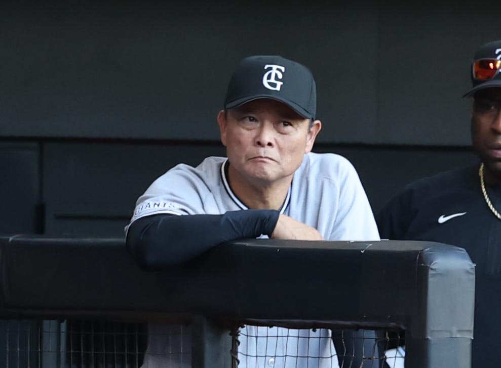 日本ハム対巨人　試合を見つめる橋上秀樹監督代行（撮影・黒川智章）