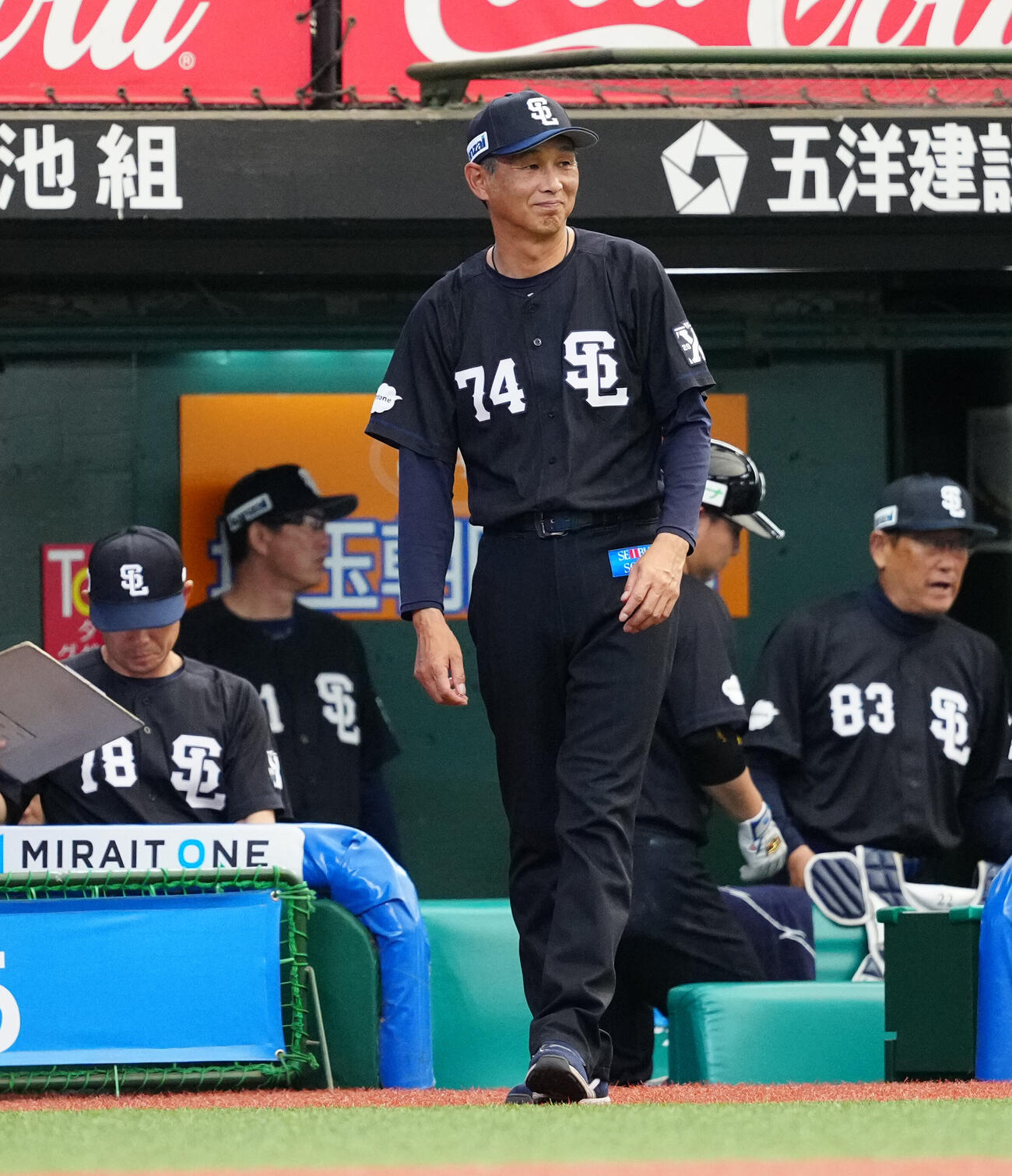 交流戦　西武対DeNA 7回表開始前、選手交代を告げる西武西口文也監督（撮影・江口和貴）