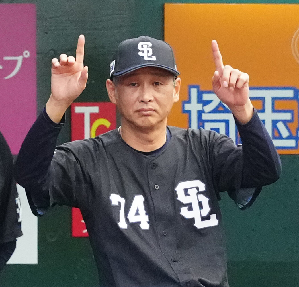 交流戦　西武対DeNA 3回表、リクエストする西武西口文也監督（撮影・江口和貴）