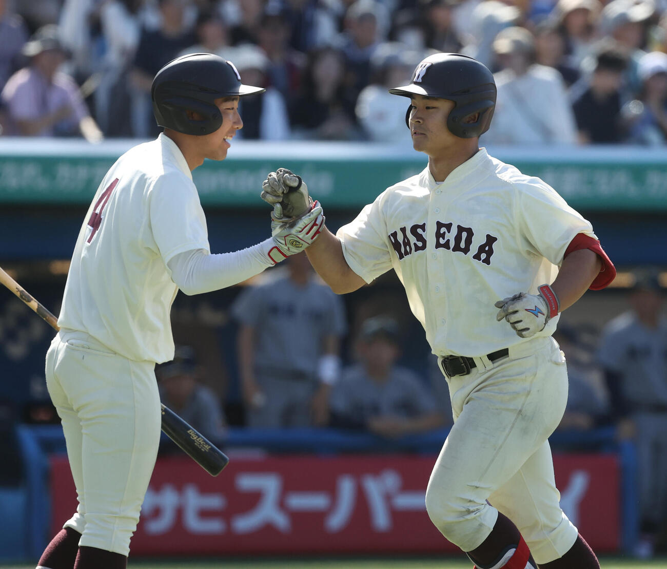 6大学野球　慶大対早大　7回裏早大1死、代打霜結太（右）は本塁打を放ちナインとハイタッチする（撮影・柴田隆二）（＝2026年5月31日）