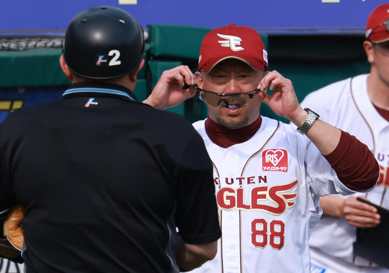 交流戦　楽天対ヤクルト　選手交代を告げる楽天三木肇監督（撮影・水谷安孝）