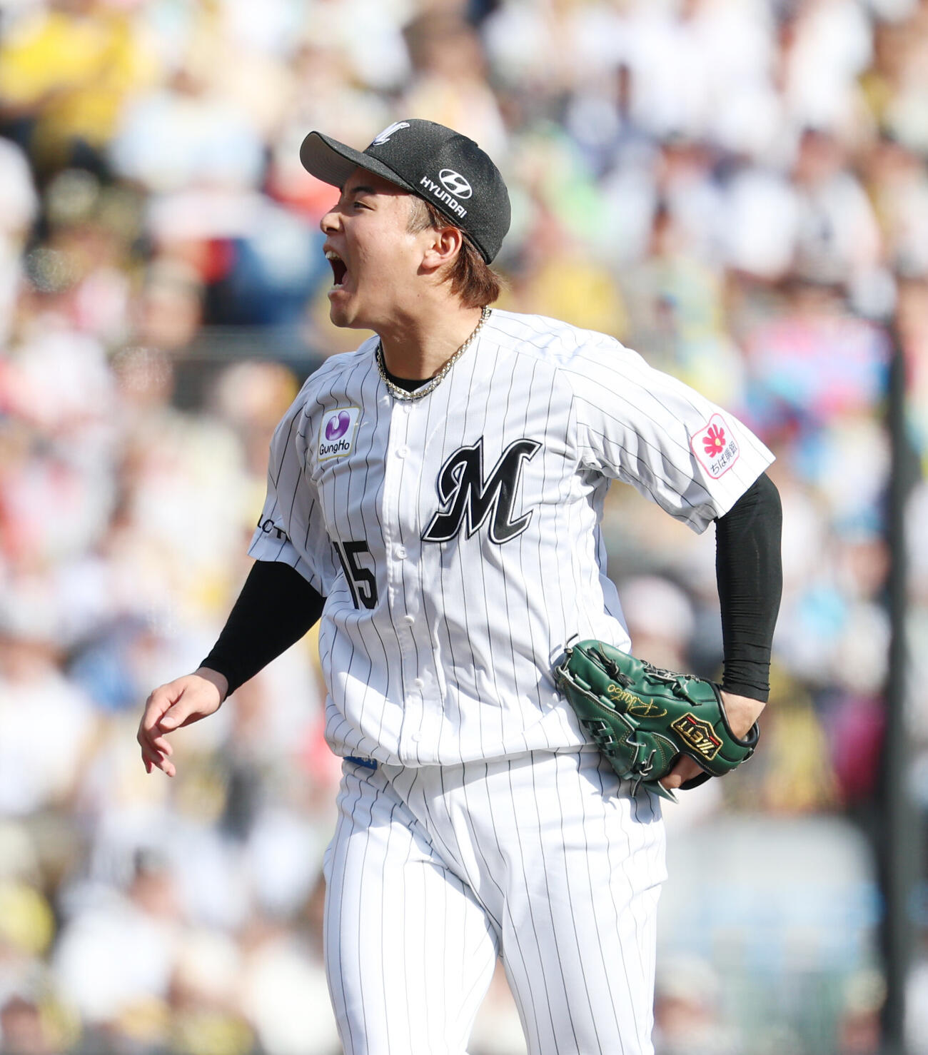 ロッテ対阪神　木浪聖也を三振に抑え声を上げるロッテ横山陸人（撮影・増田悦実）