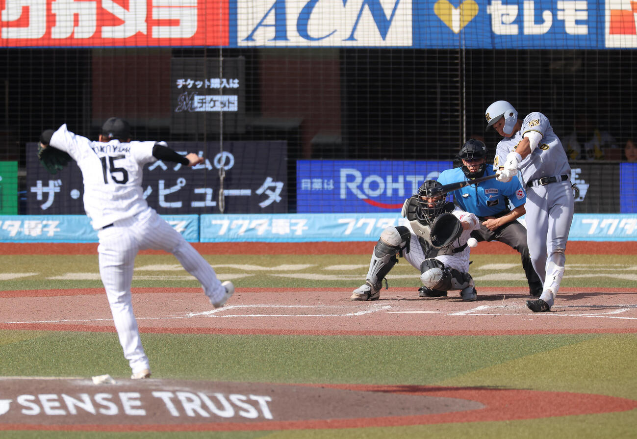 ロッテ対阪神　9回表阪神1死、遊撃内野安打を放つ立石正広。投手横山陸人（撮影・河田真司）