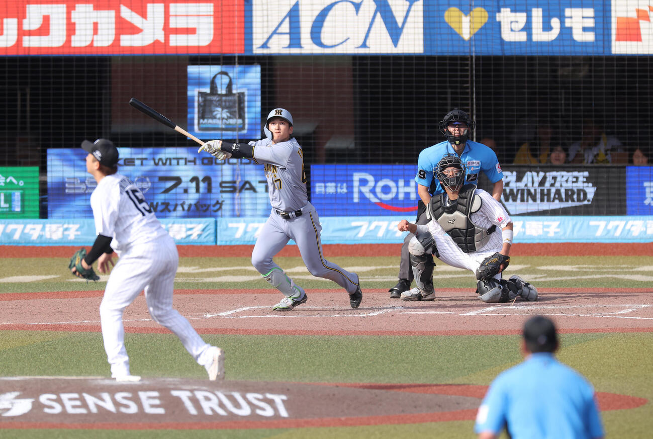 ロッテ対阪神　9回表阪神1死一塁、中前打を放つ高寺望夢。投手横山陸人（撮影・河田真司）