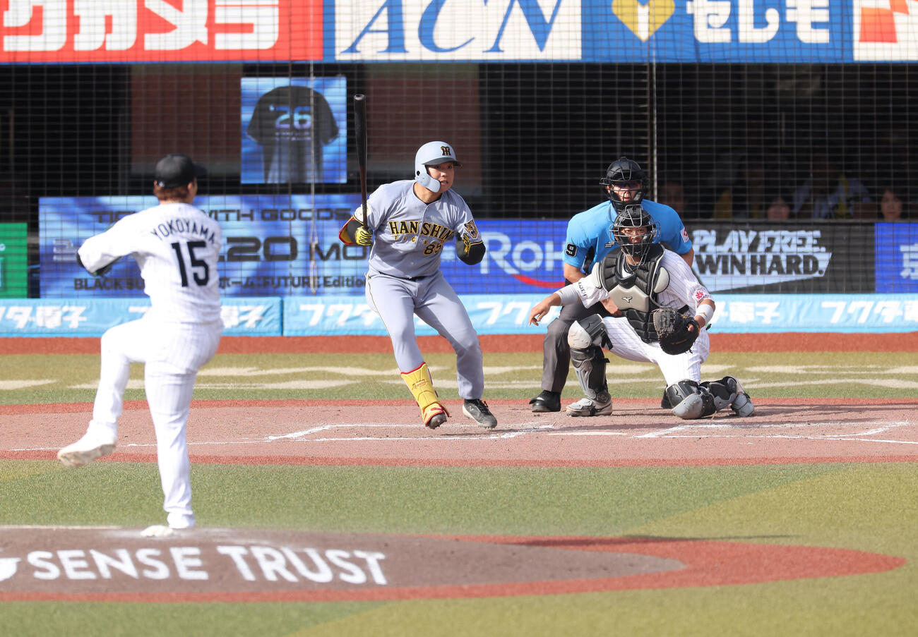 ロッテ対阪神　9回表阪神2死一、二塁、遊撃内野安打を放つ嶋村鱗士朗。投手横山陸人（撮影・河田真司）