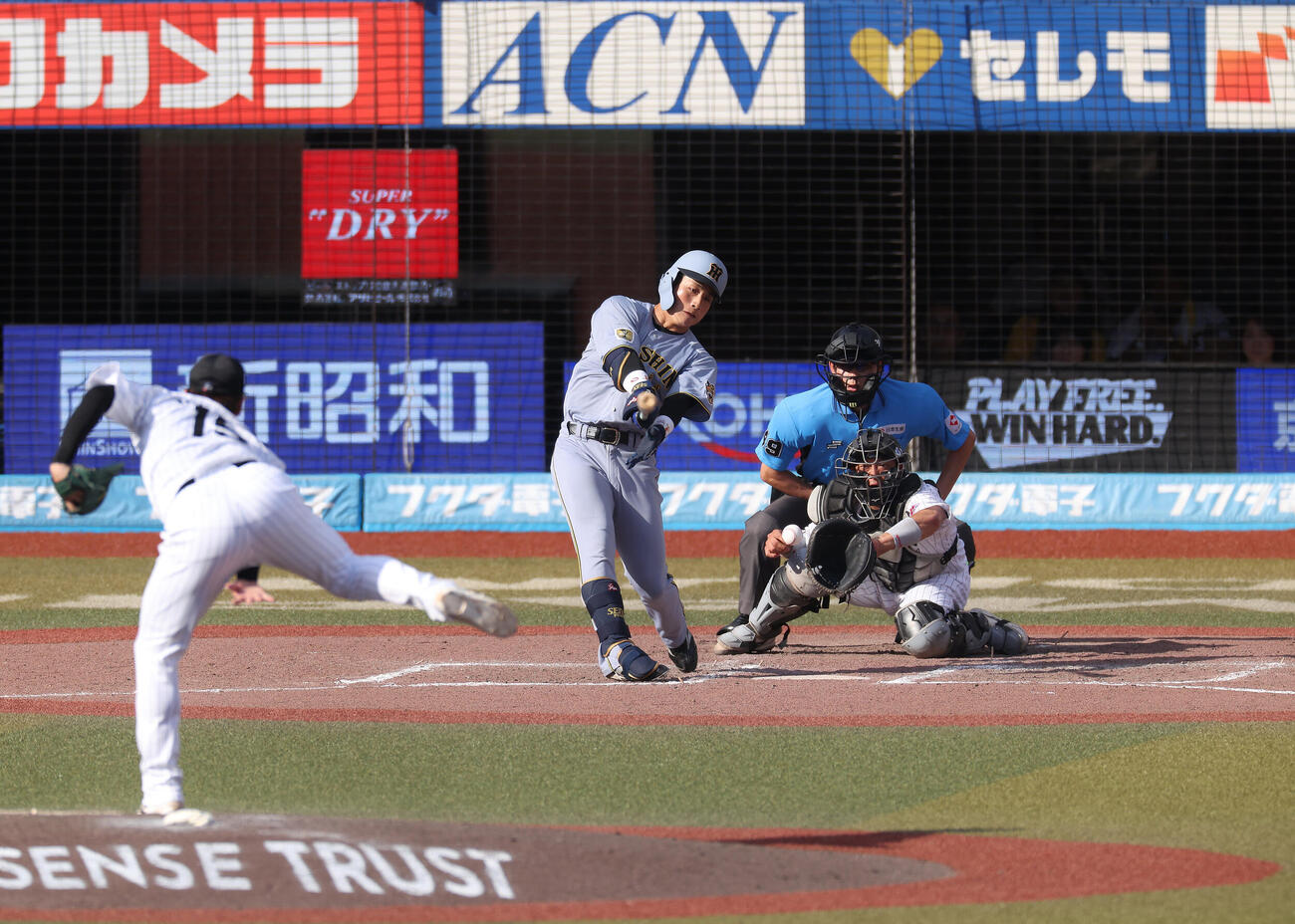 ロッテ対阪神　9回表阪神2死満塁、空振り三振に倒れる木浪聖也。投手横山陸人（撮影・河田真司）
