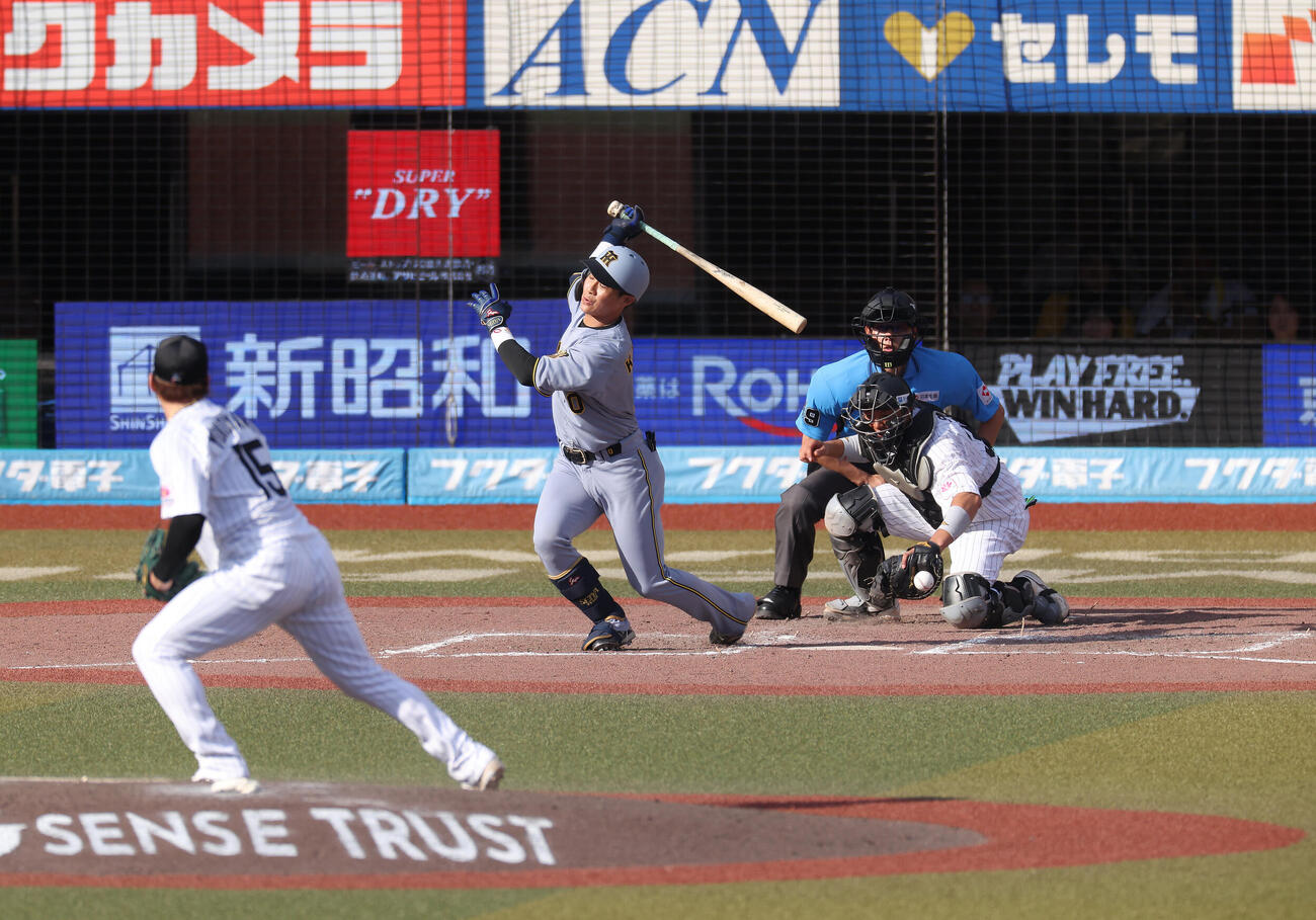 ロッテ対阪神　9回表阪神2死満塁、空振り三振に倒れる木浪聖也。投手横山陸人（撮影・河田真司）