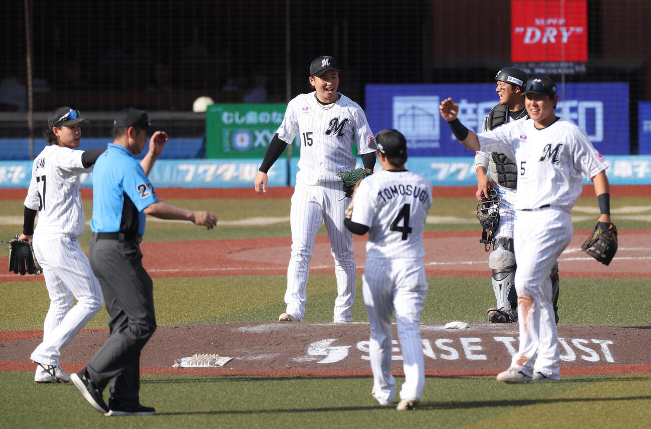 ロッテ対阪神　阪神勝利し、マウンドに集まる横山陸人（中央）らロッテナイン（撮影・河田真司）