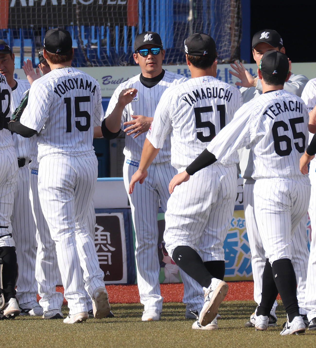 ロッテ対阪神　阪神勝利しナインを迎えるサブロー監督（中央）（撮影・河田真司）