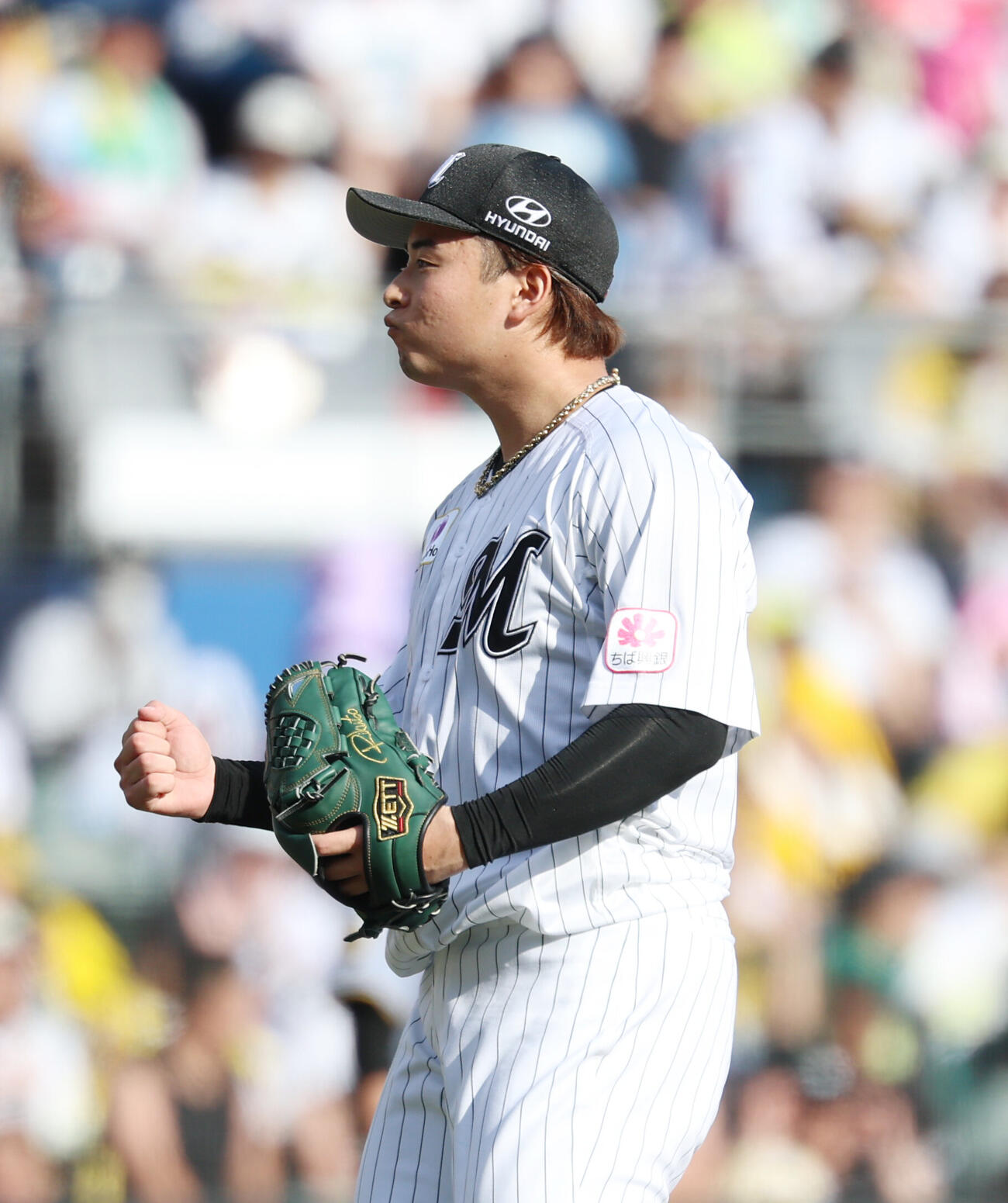 ロッテ対阪神　勝利しガッツポーズをするロッテ横山陸人（撮影・増田悦実）