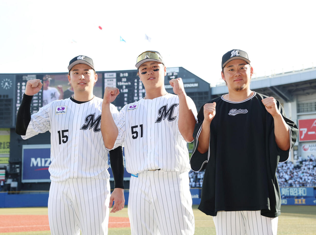 ロッテ対阪神　笑顔でガッツポーズをする左から横山陸人、山口航輝、鈴木昭汰（撮影・増田悦実）