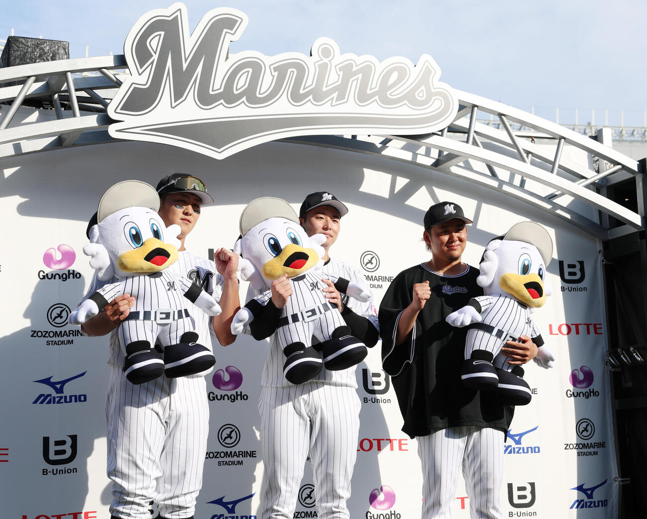 ロッテ対阪神　まーくんを手に笑顔を見せる左から山口航輝、横山陸人、鈴木昭汰（撮影・増田悦実）