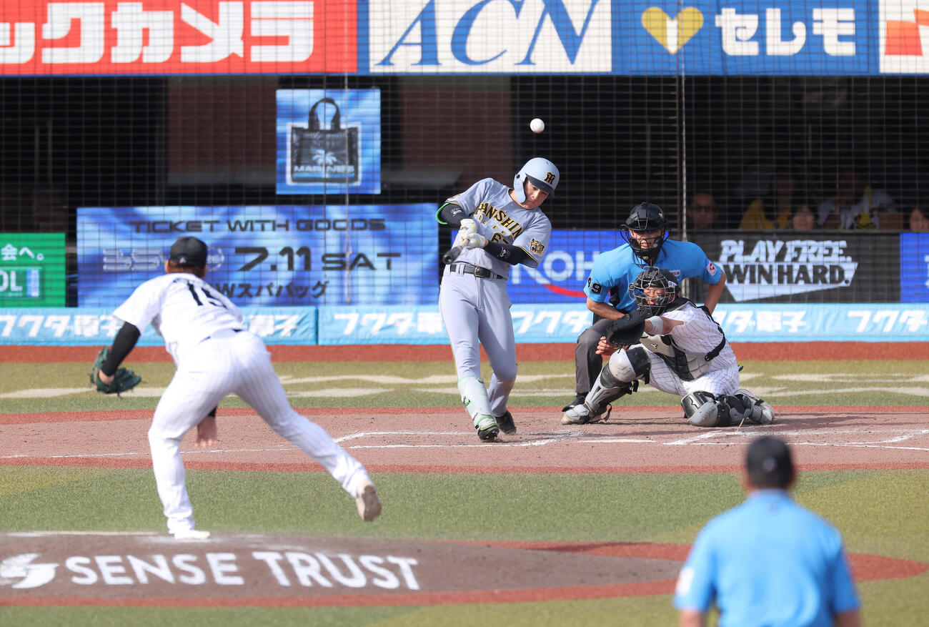 ロッテ対阪神　9回表阪神1死一塁、中前打を放つ高寺望夢。投手横山陸人（撮影・河田真司）