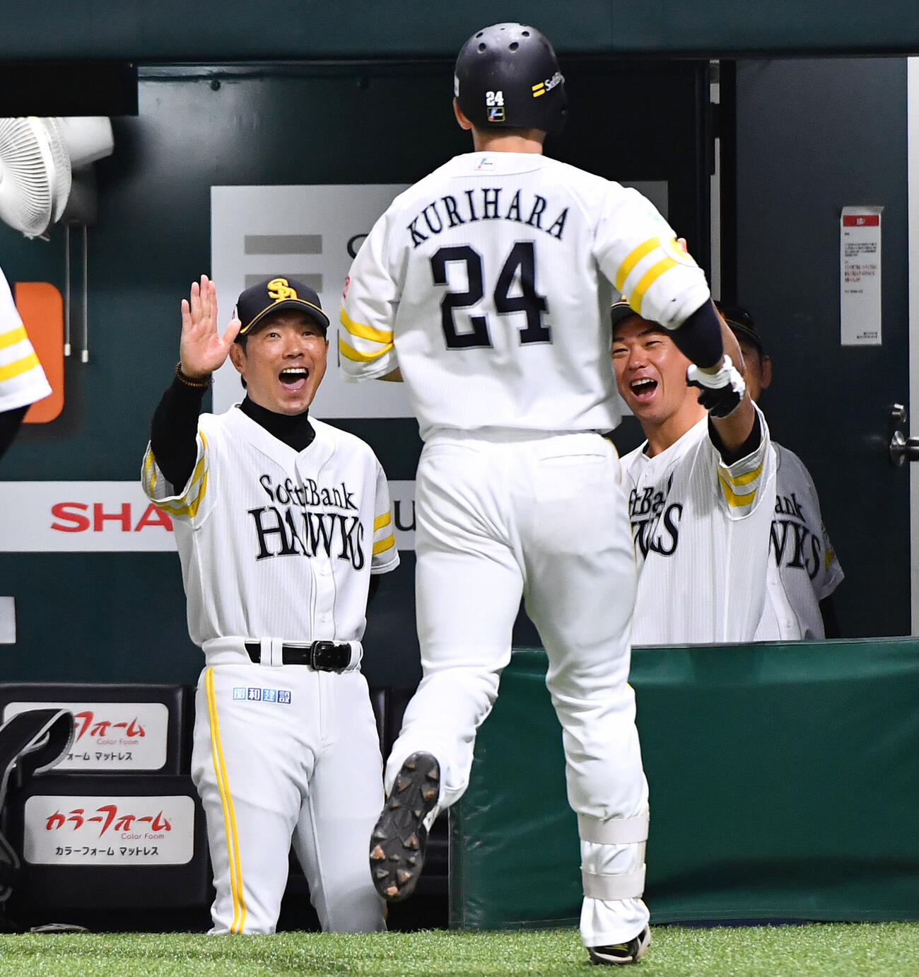 ソフトバンク対広島　6回裏ソフトバンク1死二塁、右越え2点本塁打を放った栗原陵矢（手前）を笑顔で迎える小久保裕紀監督（左）と長谷川勇也打撃兼スキルコーチ（撮影・岩下翔太）