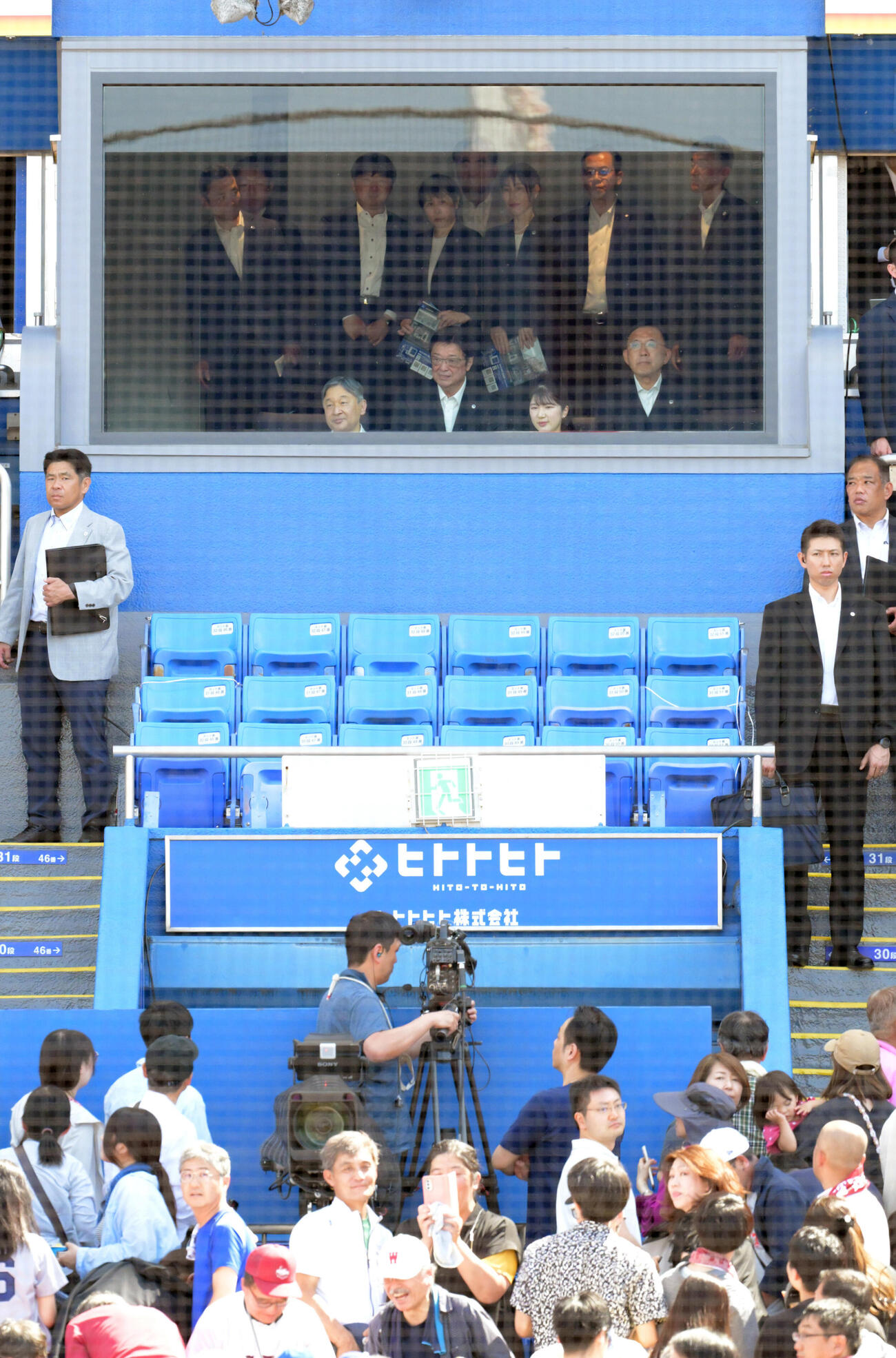 東京六大学野球春季リーグ戦の慶応大対早稲田大戦に訪れ、席に着かれる天皇陛下と長女愛子さま　※※　＝神宮球場（代表撮影）＝31日午後2時6分、神宮球場（代表撮影）