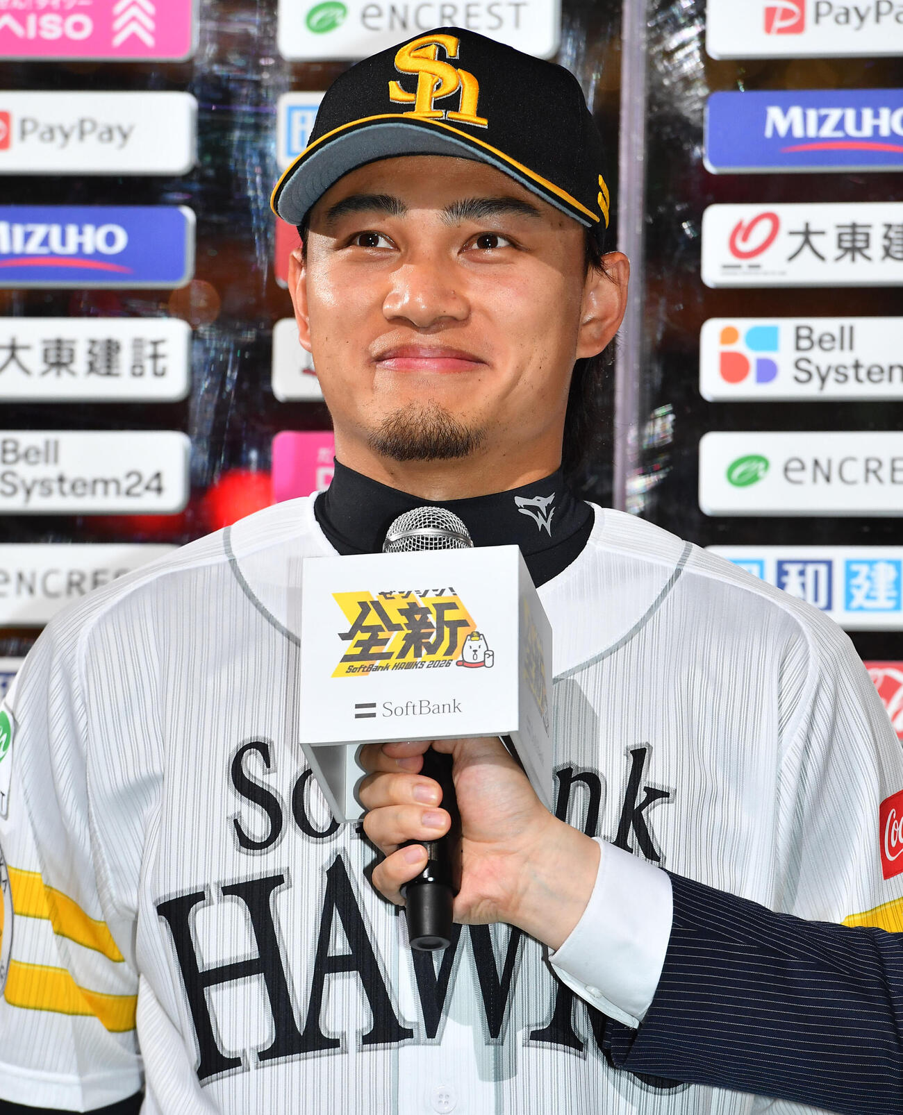 ソフトバンク対広島　今季2勝目を挙げ、お立ち台で笑顔を見せる徐若熙（撮影・岩下翔太）