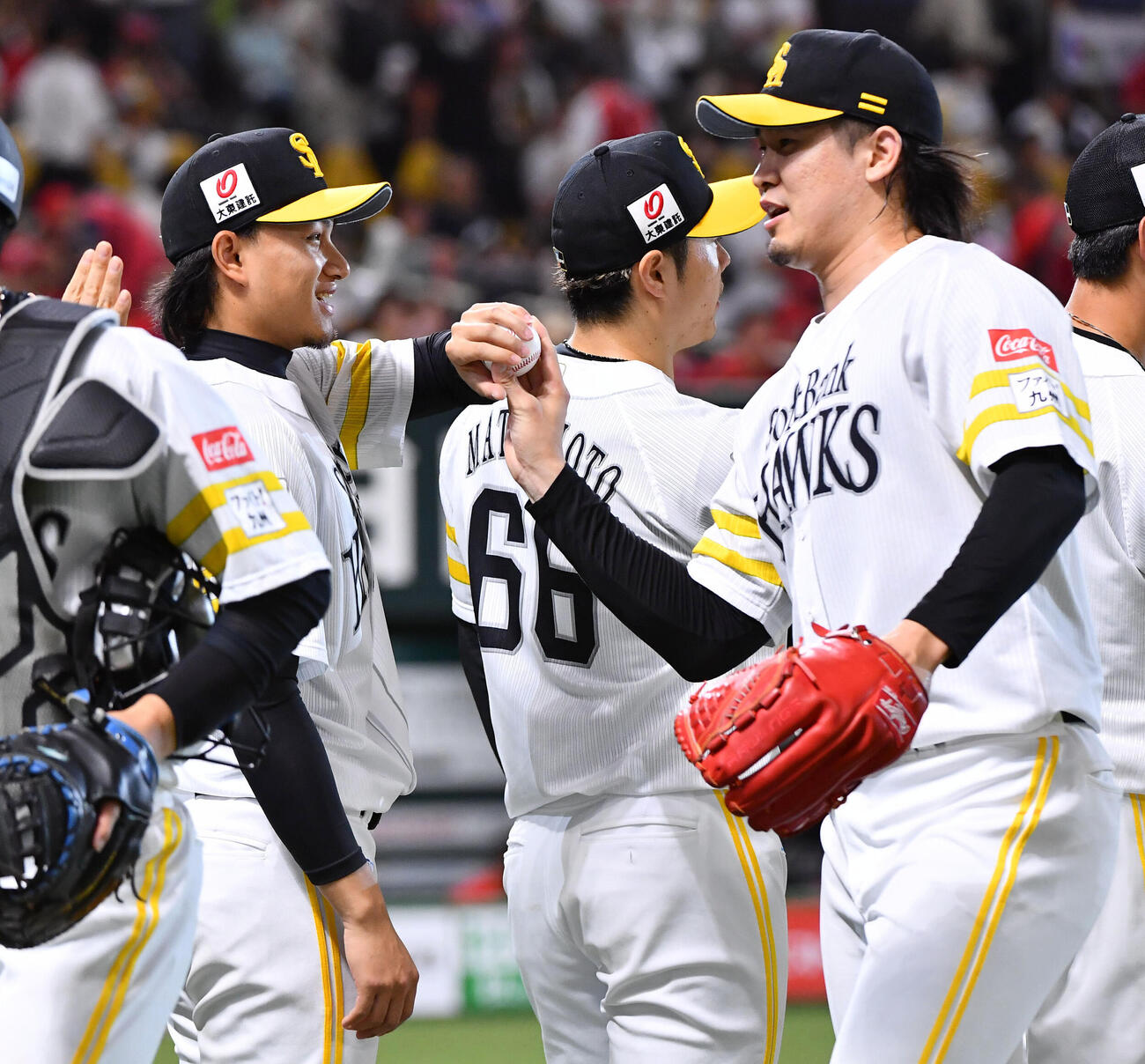 ソフトバンク対広島　今季2勝目を挙げた徐若熙（左）は杉山一樹からウイニングボールを受け取る（撮影・岩下翔太）
