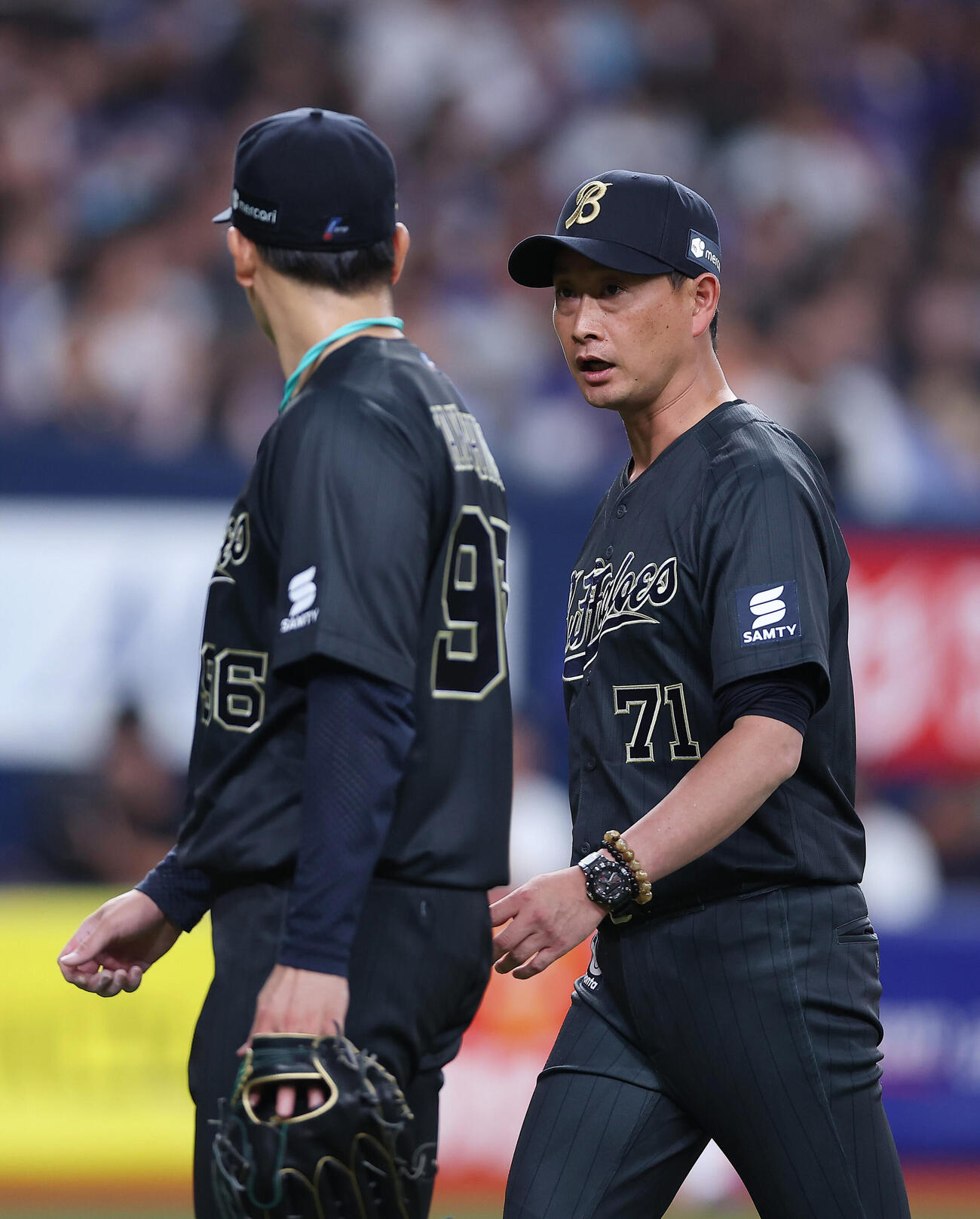 オリックス対中日　2回表中日1死二、三塁、降板する高島泰（左）と言葉を交わす岸田護監督（撮影・前田充）