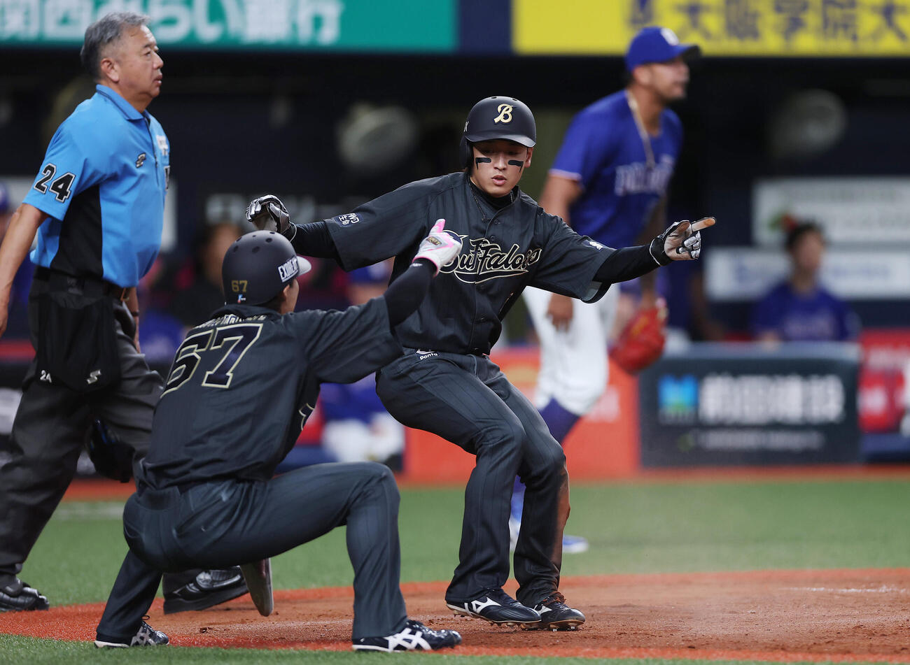 オリックス対中日　4回裏オリックス2死満塁、西川龍馬の勝ち越し2点適時打で生還した渡部遼人（中央）（撮影・前田充）