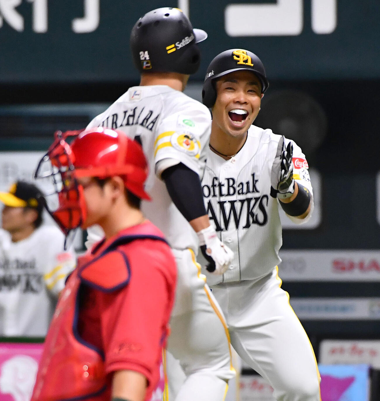 ソフトバンク対広島　6回裏ソフトバンク1死二塁、右越え2点本塁打を放った栗原陵矢（左）を笑顔で迎える近藤健介（撮影・岩下翔太）