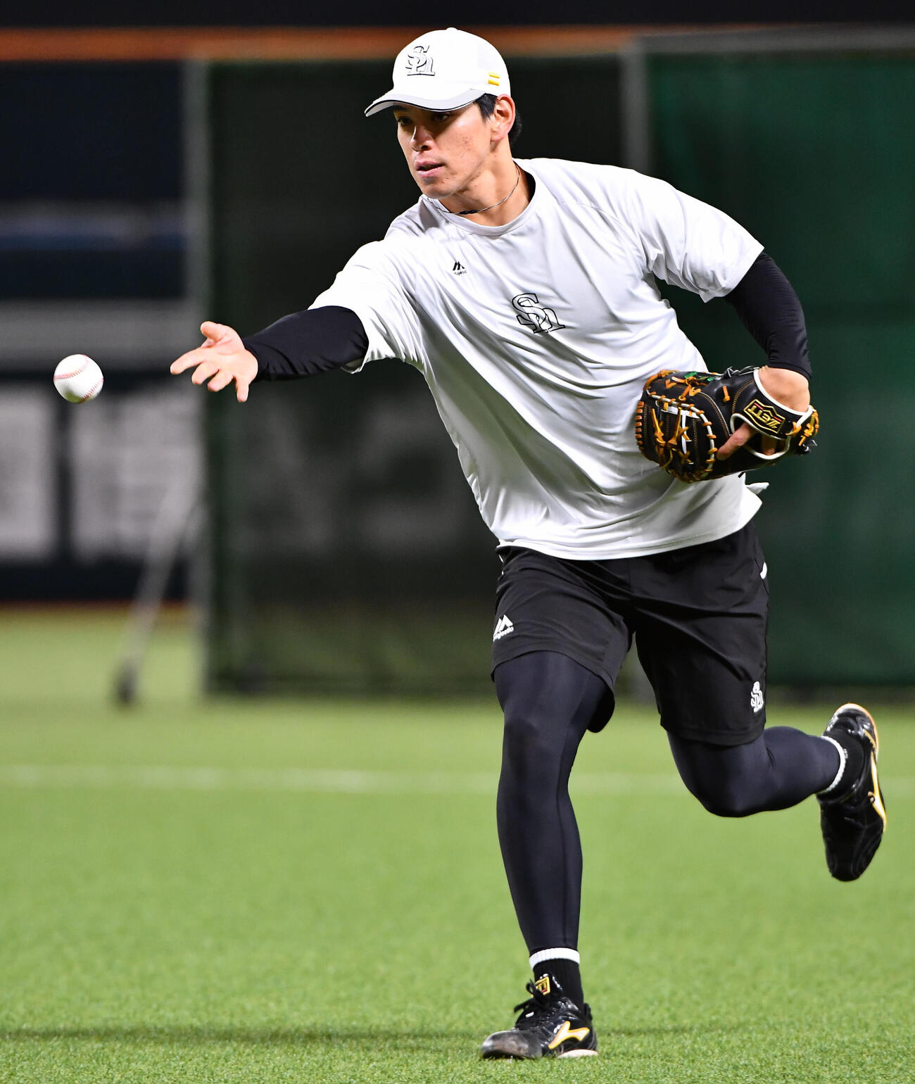 ソフトバンク対広島　試合前、一塁でノックを受けるソフトバンク高橋隆慶（撮影・岩下翔太）