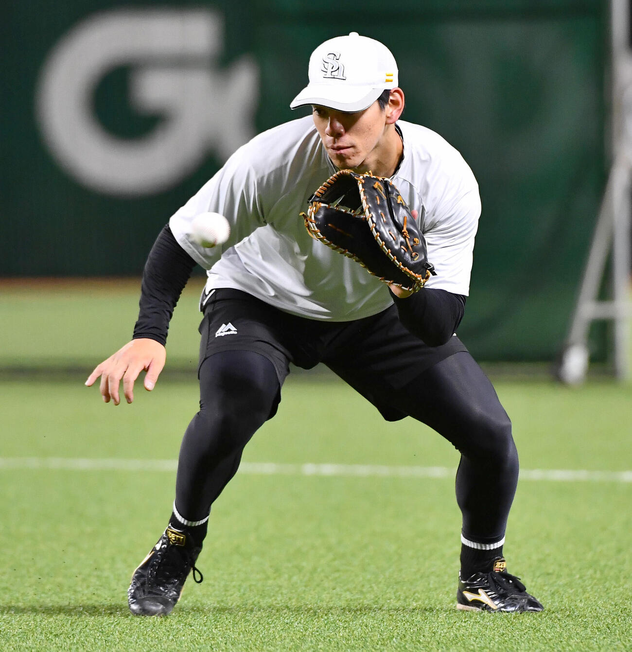 ソフトバンク対広島　試合前、一塁でノックを受けるソフトバンク高橋隆慶（撮影・岩下翔太）