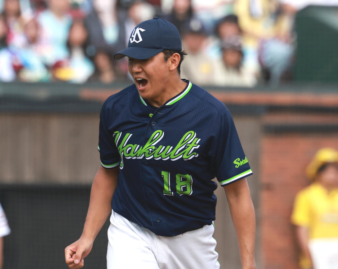 楽天対ヤクルト　7回裏楽天2死、堀内謙伍から三振を奪い雄叫びを上げる奥川恭伸（撮影・水谷安孝）