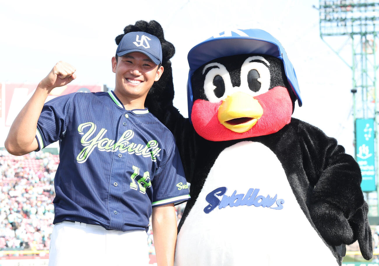 楽天対ヤクルト　7回1失点で2勝目を挙げつば九郎と笑顔を見せる奥川恭伸（撮影・水谷安孝）